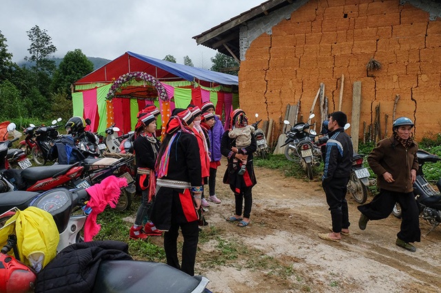 Màn kiểm tra lễ vật suốt 30 phút trong đám cưới đặc biệt ở Hà Giang - 1 Màn kiểm tra lễ vật suốt 30 phút trong đám cưới đặc biệt ở Hà Giang - 1
