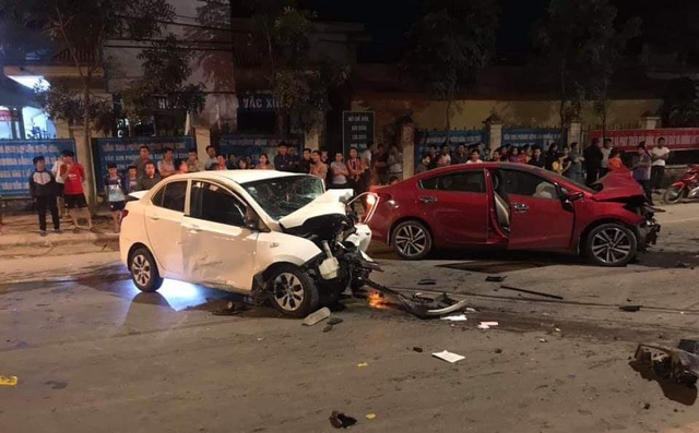 2 ô tô tông nhau cực mạnh, 1 người chết, 3 người bị thương - 1 2 ô tô tông nhau cực mạnh, 1 người chết, 3 người bị thương - 1
