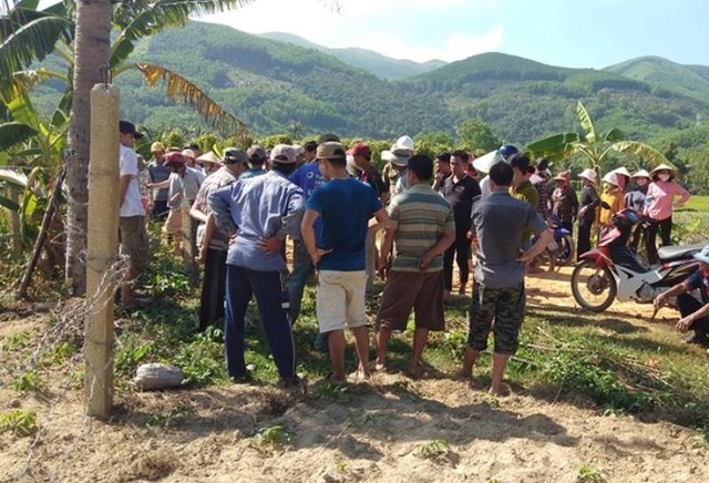 Vướng vào hàng rào thép gai nhiễm điện, vợ chồng tử vong - 2 Vướng vào hàng rào thép gai nhiễm điện, vợ chồng tử vong - 2