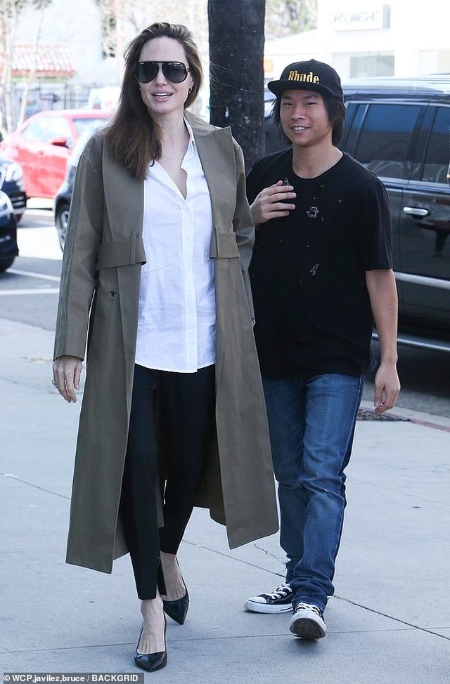 Angelina Jolie tươi tắn cùng Pax Thiên ra phố - 1 Angelina Jolie tươi tắn cùng Pax Thiên ra phố - 1