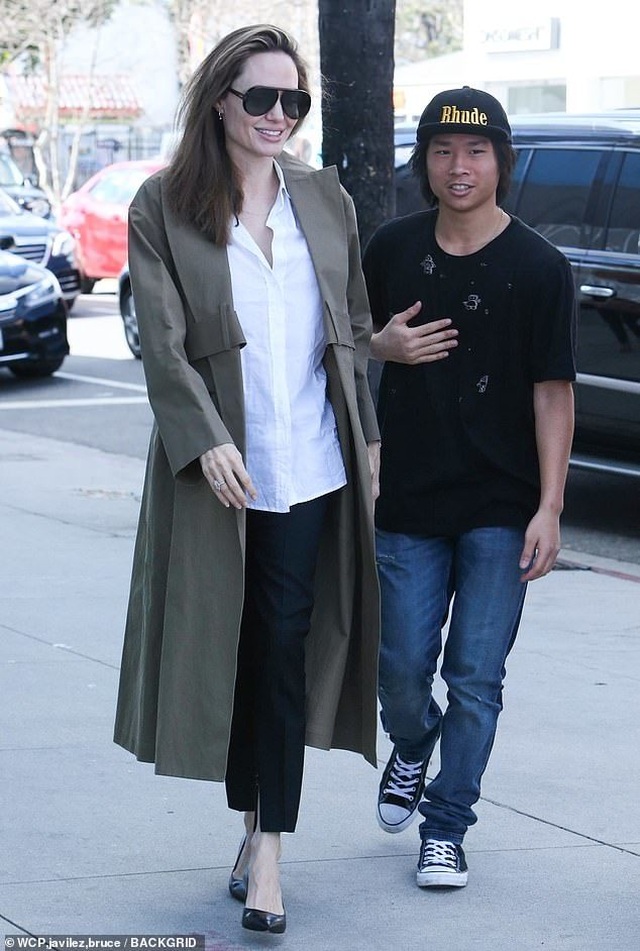 Angelina Jolie tươi tắn cùng Pax Thiên ra phố - 5 Angelina Jolie tươi tắn cùng Pax Thiên ra phố - 5