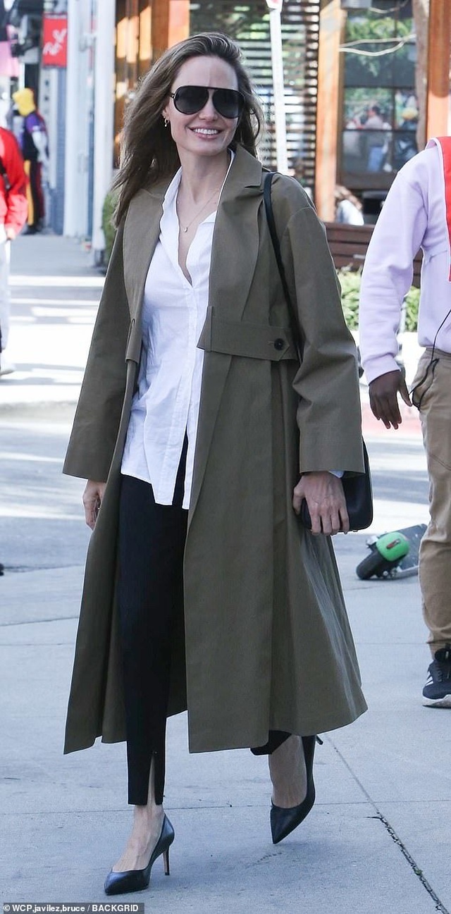 Angelina Jolie tươi tắn cùng Pax Thiên ra phố - 2 Angelina Jolie tươi tắn cùng Pax Thiên ra phố - 2