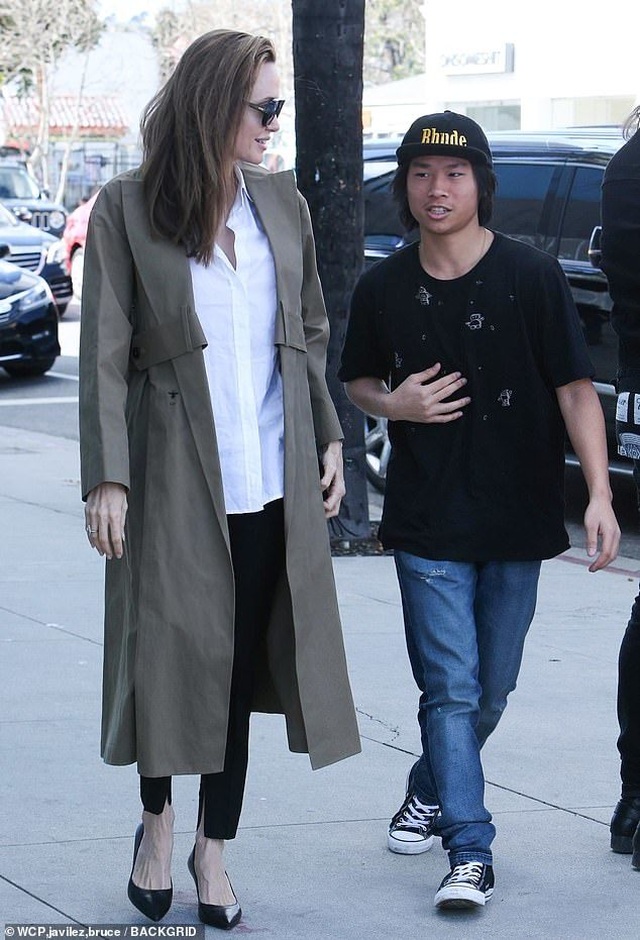 Angelina Jolie tươi tắn cùng Pax Thiên ra phố - 4 Angelina Jolie tươi tắn cùng Pax Thiên ra phố - 4