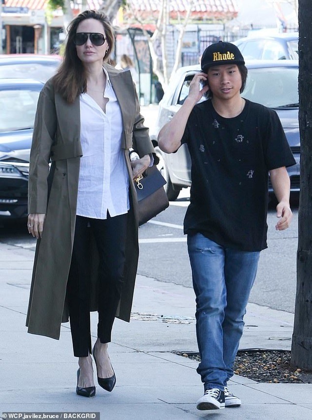 Angelina Jolie tươi tắn cùng Pax Thiên ra phố - 6 Angelina Jolie tươi tắn cùng Pax Thiên ra phố - 6