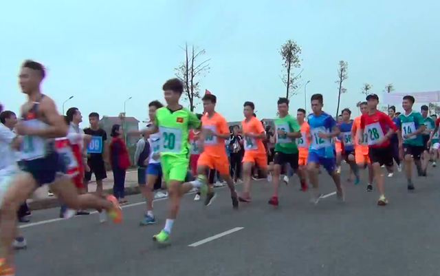 Hoa hậu Việt Nam 2018 cùng hàng trăm vận động viên chinh phục đỉnh Non Vua huyền thoại - 3 Hoa hậu Việt Nam 2018 cùng hàng trăm vận động viên chinh phục đỉnh Non Vua huyền thoại - 3
