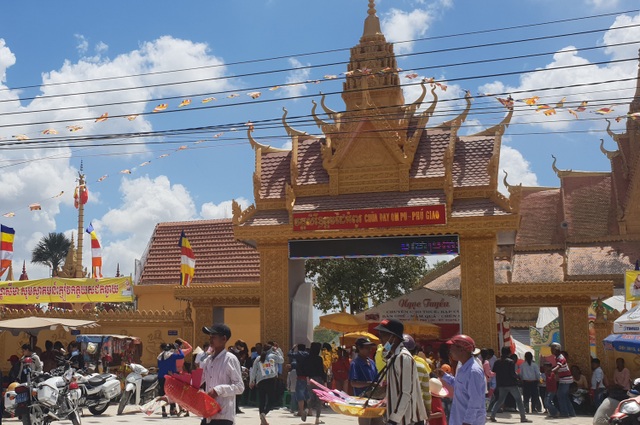 Đông đảo người dân đổ về dự khánh thành chánh điện chùa Phú Giao trong mấy ngày qua. Đông đảo người dân đổ về dự khánh thành chánh điện chùa Phú Giao trong mấy ngày qua.