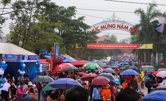 Hàng vạn du khách đội mưa nghe hát quan họ ở Hội Lim - Ảnh minh hoạ 11