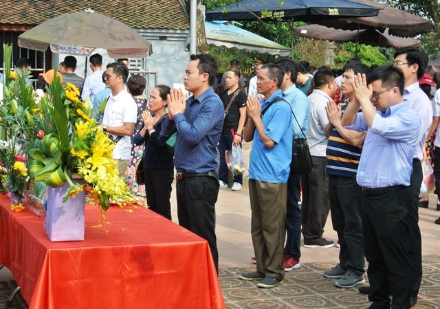 Dòng người tấp nập đổ về đền Trần cầu công danh, tài lộc - 3 Dòng người tấp nập đổ về đền Trần cầu công danh, tài lộc - 3