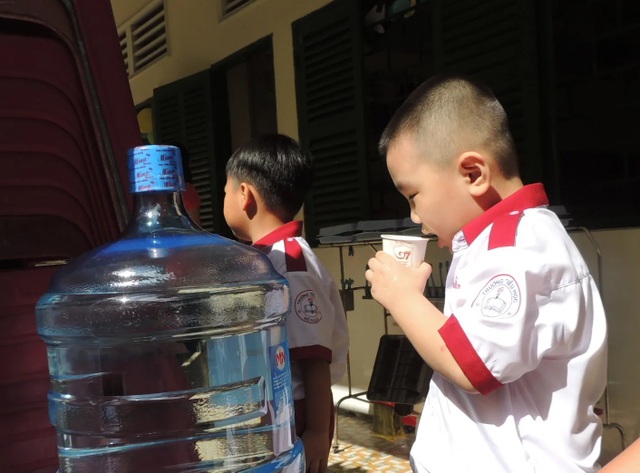 Nắng nóng có thể gây bỏng, trường học “ứng phó” bảo vệ học trò - 2 Nắng nóng có thể gây bỏng, trường học “ứng phó” bảo vệ học trò - 2