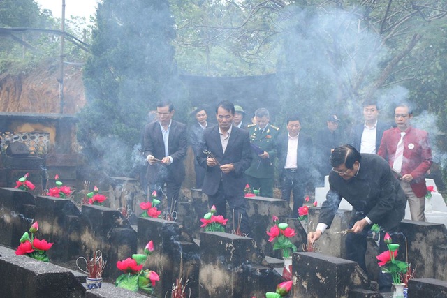 Nguyên Chủ tịch nước Trương Tấn Sang viếng liệt sĩ tại nghĩa trang Vị Xuyên - Hà Giang - Ảnh minh hoạ 2
