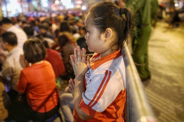 Choáng ngợp cảnh hàng nghìn người ngồi kín lòng đường làm lễ cầu an ở Hà Nội - 9