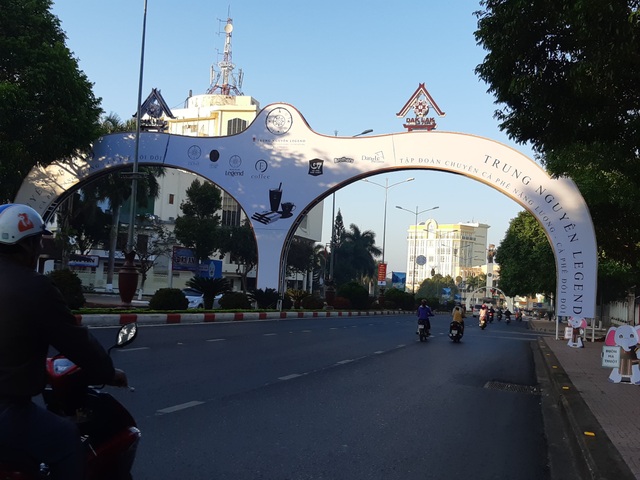Lùm xùm những cổng chào như còng số 8 ở thành phố cà phê - 1 Lùm xùm những cổng chào như còng số 8 ở thành phố cà phê - 1