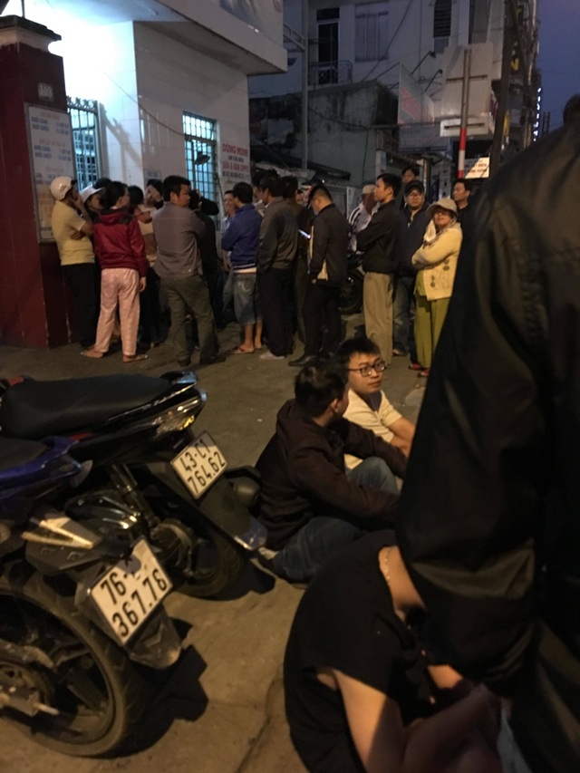 Xếp hàng từ mờ sáng lấy số tiêm, nhiều phụ huynh quay về vì hết vắc xin 6 trong 1 - 1 Xếp hàng từ mờ sáng lấy số tiêm, nhiều phụ huynh quay về vì hết vắc xin 6 trong 1 - 1