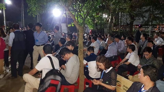 “Biển người” chờ đợi, nhiều người xé rào để vào dự lễ Khai ấn đền Trần - 13 “Biển người” chờ đợi, nhiều người xé rào để vào dự lễ Khai ấn đền Trần - 13
