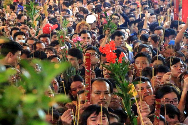 Biển người thức trắng đêm dâng lễ tại chùa Bà - 1 Biển người thức trắng đêm dâng lễ tại chùa Bà - 1