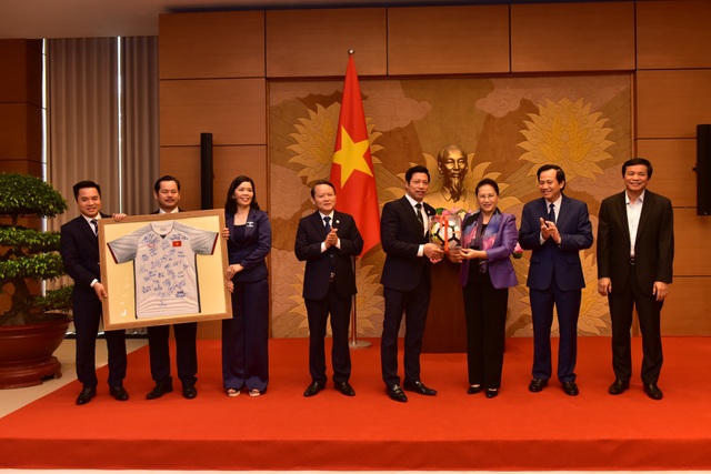 Anh2.Chủ tịch Quốc hội biểu dương Văn Phú – Invest.jpg Anh2.Chủ tịch Quốc hội biểu dương Văn Phú – Invest.jpg
