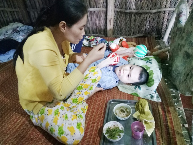 Vợ chồng già khốn đốn vì con gái bị thần kinh, con trai bị bại não - 8 Vợ chồng già khốn đốn vì con gái bị thần kinh, con trai bị bại não - 8