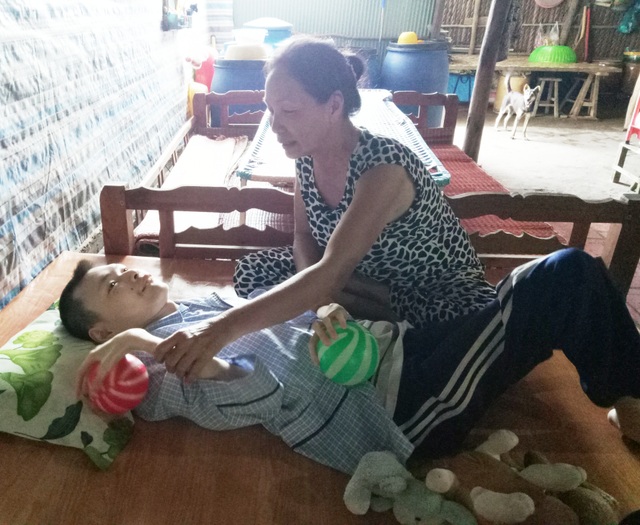 Vợ chồng già khốn đốn vì con gái bị thần kinh, con trai bị bại não - 5 Vợ chồng già khốn đốn vì con gái bị thần kinh, con trai bị bại não - 5