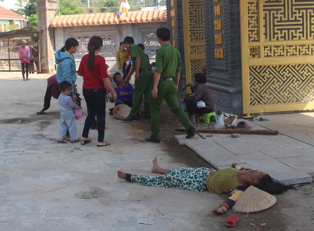 Ăn xin “hỗn chiến” trước cổng chùa để giành chỗ đẹp (!) - 3 Ăn xin “hỗn chiến” trước cổng chùa để giành chỗ đẹp (!) - 3