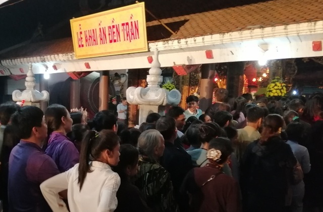 Đền Trần Thanh Hóa phát 10.000 lá ấn cho người dân và du khách - 12 Đền Trần Thanh Hóa phát 10.000 lá ấn cho người dân và du khách - 12