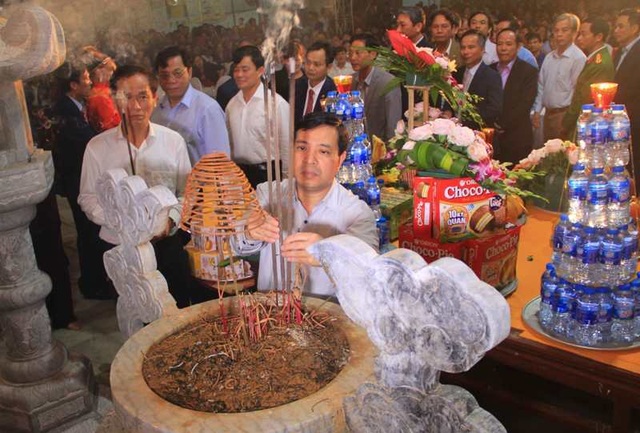 Đền Trần Thanh Hóa phát 10.000 lá ấn cho người dân và du khách - 4 Đền Trần Thanh Hóa phát 10.000 lá ấn cho người dân và du khách - 4
