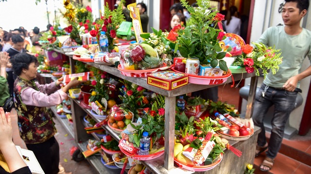 Phủ Tây Hồ đông nghịt người lễ Rằm tháng Giêng - 8 Phủ Tây Hồ đông nghịt người lễ Rằm tháng Giêng - 8