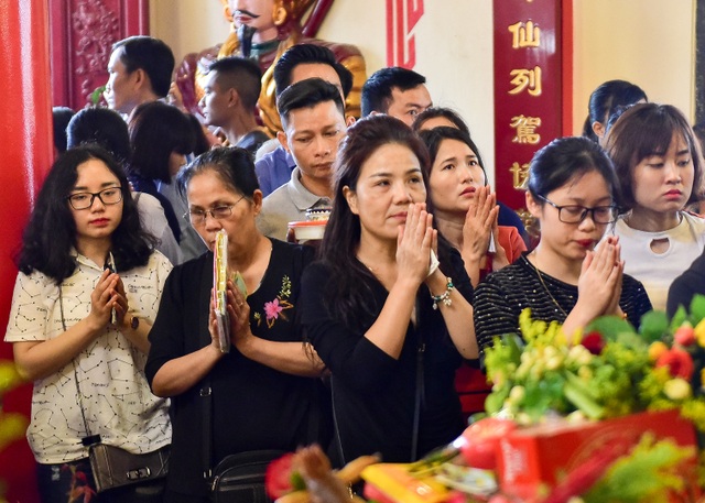 Phủ Tây Hồ đông nghịt người lễ Rằm tháng Giêng - 10 Phủ Tây Hồ đông nghịt người lễ Rằm tháng Giêng - 10