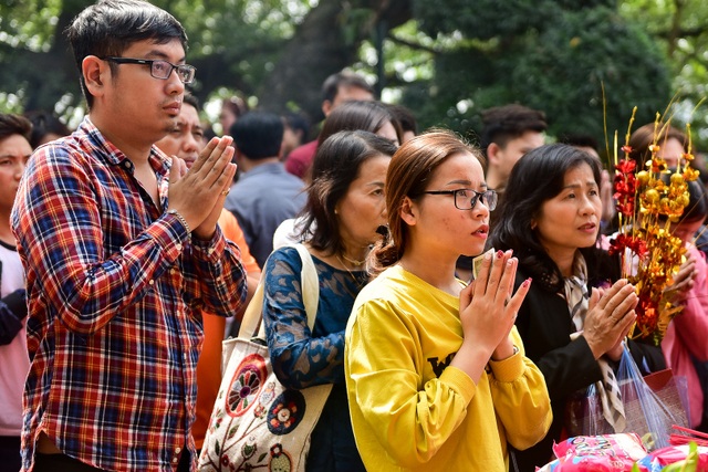 Phủ Tây Hồ đông nghịt người lễ Rằm tháng Giêng - 3 Phủ Tây Hồ đông nghịt người lễ Rằm tháng Giêng - 3