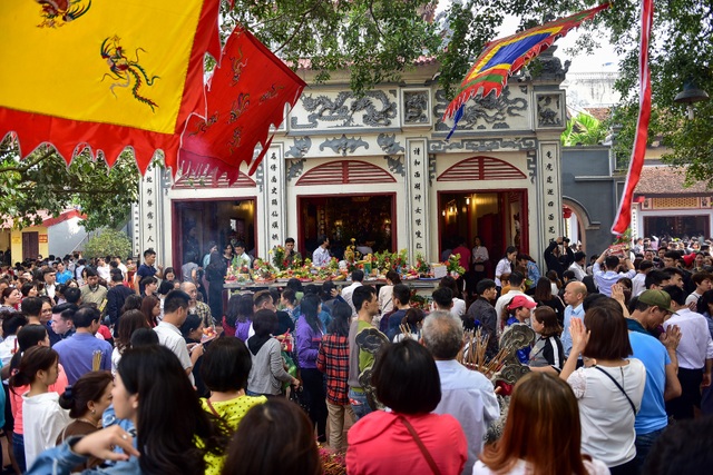 Phủ Tây Hồ đông nghịt người lễ Rằm tháng Giêng - 1 Phủ Tây Hồ đông nghịt người lễ Rằm tháng Giêng - 1