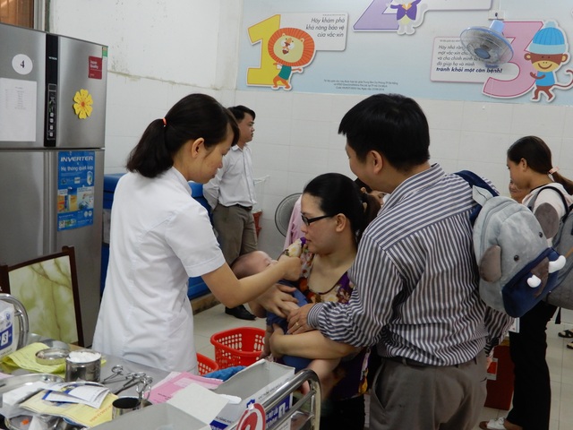 Xếp hàng từ mờ sáng lấy số tiêm, nhiều phụ huynh quay về vì hết vắc xin 6 trong 1 - 3 Xếp hàng từ mờ sáng lấy số tiêm, nhiều phụ huynh quay về vì hết vắc xin 6 trong 1 - 3