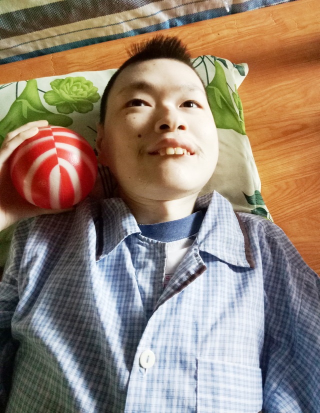 Vợ chồng già khốn đốn vì con gái bị thần kinh, con trai bị bại não - 1 Vợ chồng già khốn đốn vì con gái bị thần kinh, con trai bị bại não - 1