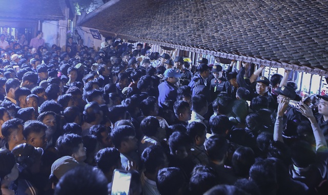 Hàng nghìn người xếp hàng chờ xin ấn đền Trần - 2 Hàng nghìn người xếp hàng chờ xin ấn đền Trần - 2