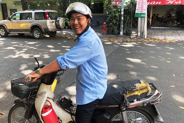 Nhân viên tiếp thị nhặt được 100 triệu đồng, cuống cuồng đem nộp công an - 2 Nhân viên tiếp thị nhặt được 100 triệu đồng, cuống cuồng đem nộp công an - 2