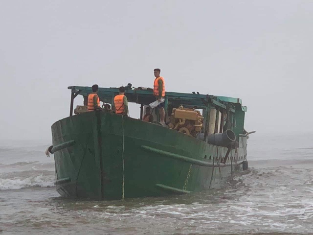 Tàu nạo vét luồng lạch bị sóng biển đánh mắc kẹt vào ghềnh đá - 1 Tàu nạo vét luồng lạch bị sóng biển đánh mắc kẹt vào ghềnh đá - 1