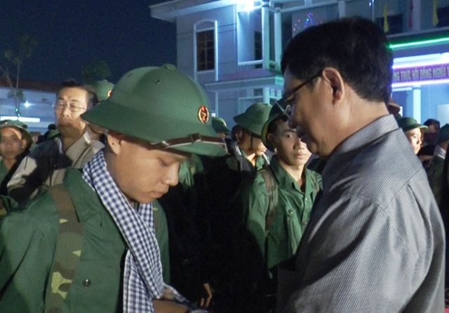 ĐBSCL: Hàng ngàn thanh niên hăng hái lên đường nhập ngũ - 2 ĐBSCL: Hàng ngàn thanh niên hăng hái lên đường nhập ngũ - 2