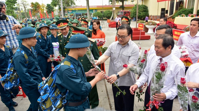 Bí thư Hà Nội trao lửa truyền thống tiễn tân binh lên đường nhập ngũ - 4 Bí thư Hà Nội trao lửa truyền thống tiễn tân binh lên đường nhập ngũ - 4