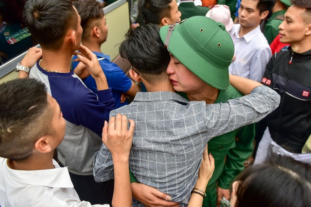 Bí thư Hà Nội trao lửa truyền thống tiễn tân binh lên đường nhập ngũ - 11 Bí thư Hà Nội trao lửa truyền thống tiễn tân binh lên đường nhập ngũ - 11