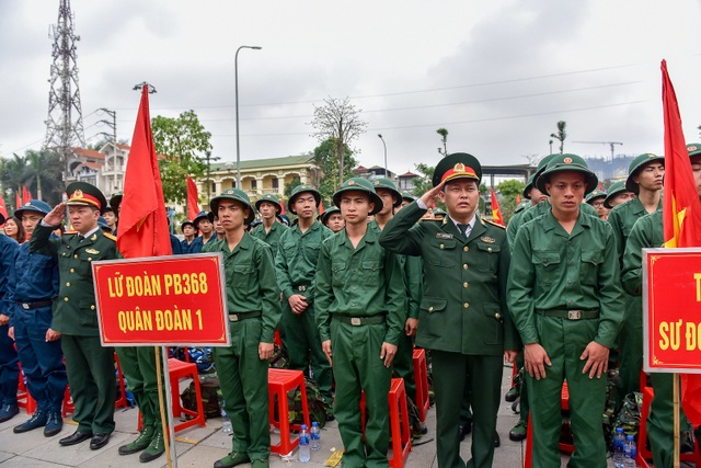 Bí thư Hà Nội trao lửa truyền thống tiễn tân binh lên đường nhập ngũ - 5 Bí thư Hà Nội trao lửa truyền thống tiễn tân binh lên đường nhập ngũ - 5