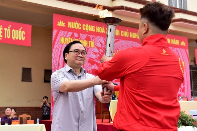 Bí thư Hà Nội trao lửa truyền thống tiễn tân binh lên đường nhập ngũ - 3 Bí thư Hà Nội trao lửa truyền thống tiễn tân binh lên đường nhập ngũ - 3