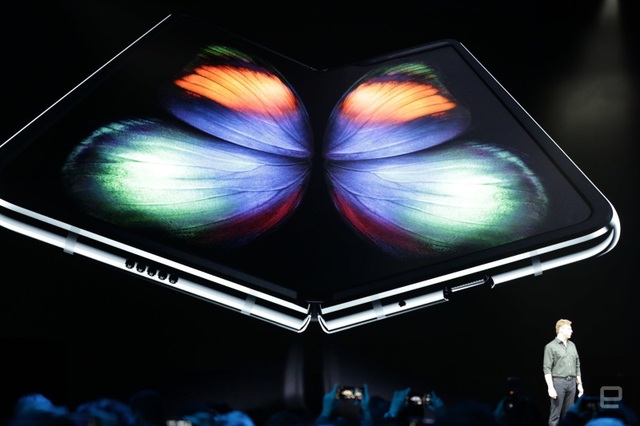 Siêu điện thoại gập Galaxy Fold ra mắt giá 46 triệu, không bán ở Việt Nam - 1