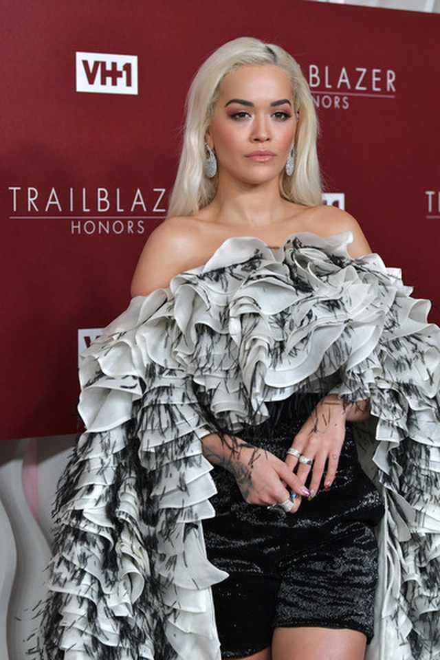 Rita Ora diện váy lạ mắt - 1 Rita Ora diện váy lạ mắt - 1