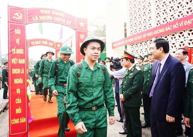 Trước lúc lên đường, tân binh khóc nghẹn khi đọc thơ động viên mẹ - 1 Trước lúc lên đường, tân binh khóc nghẹn khi đọc thơ động viên mẹ - 1