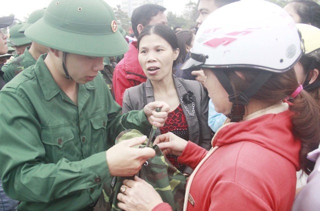 Tân binh cả nước bịn rịn trong ngày lên đường nhập ngũ - 24 Tân binh cả nước bịn rịn trong ngày lên đường nhập ngũ - 24