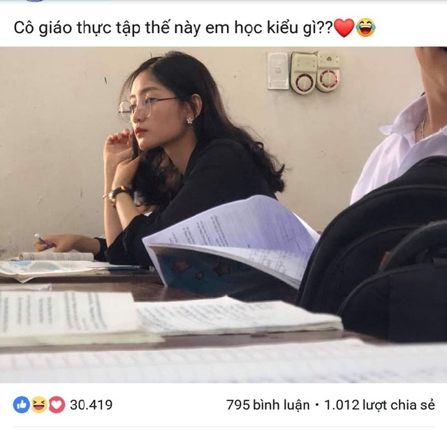 Cô giáo thực tập bất ngờ nổi tiếng sau bức ảnh học sinh chụp lén - 1 Cô giáo thực tập bất ngờ nổi tiếng sau bức ảnh học sinh chụp lén - 1