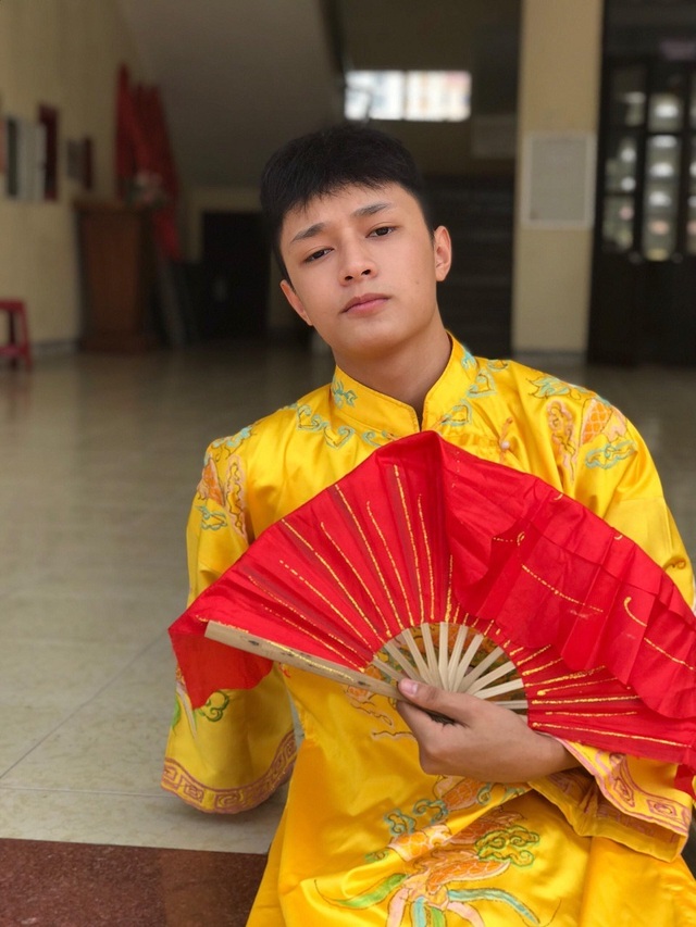 Mặc “long bào”, ngồi “ngai vàng” nam sinh Quảng Bình được quan tâm đặc biệt - 2 Mặc “long bào”, ngồi “ngai vàng” nam sinh Quảng Bình được quan tâm đặc biệt - 2
