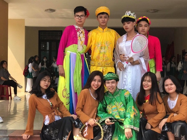 Mặc “long bào”, ngồi “ngai vàng” nam sinh Quảng Bình được quan tâm đặc biệt - 3 Mặc “long bào”, ngồi “ngai vàng” nam sinh Quảng Bình được quan tâm đặc biệt - 3