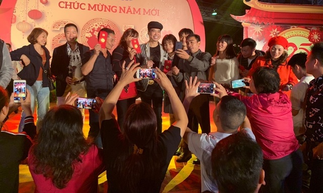 NgÆ°á»i dÃ¢n Báº¯c Ninh chen láº¥n xem Ngá»c SÆ¡n hÃ¡t quan há» - 7