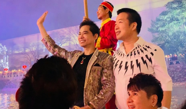 Người dân Bắc Ninh chen lấn xem Ngọc Sơn hát quan họ - 5 Người dân Bắc Ninh chen lấn xem Ngọc Sơn hát quan họ - 5