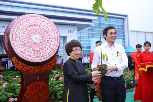 Thủ tướng Nguyễn Xuân Phúc dự lễ khánh thành Nhà máy nước tinh khiết, thảo dược và hoa quả Núi Tiên - 11 Thủ tướng Nguyễn Xuân Phúc dự lễ khánh thành Nhà máy nước tinh khiết, thảo dược và hoa quả Núi Tiên - 11