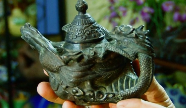 Bộ sưu tập ấm trà “độc nhất vô nhị” ở VN, có chiếc nhỏ xíu mà giá cả trăm triệu - 5 Bộ sưu tập ấm trà “độc nhất vô nhị” ở VN, có chiếc nhỏ xíu mà giá cả trăm triệu - 5